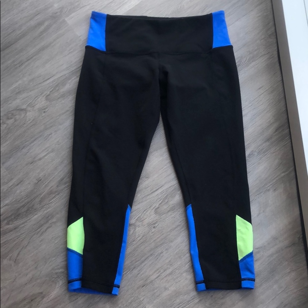 Black patterned lululemon crop leggings